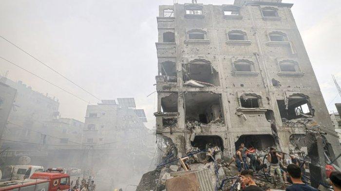 Kondisi terkini perang Hamas vs Israel. Warga Palestina menyelamatkan para penyintas di gedung yang diserang Israel dari udara di Jabalia, Jalur Gaza, Senin (9/10/2023).