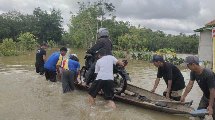 Warga Payuputat beralih jadi ojek perahu menyeberangkan kendaraan akibat banjir merendam kebun karet serta rumah sehingga warga kesulitan memenuhi kebutuhan sehari-hari.