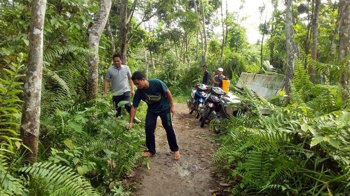 Warga Taba Remanik  gotong royong bersihkan akses jalan ke Wisata Air Terjun Curug Tinggi, Jumat (29/12/2023).