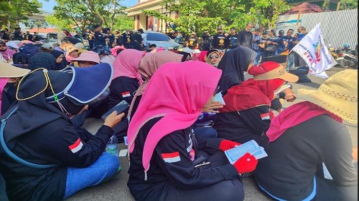 Warga Tegal Binangun yang melakukan aksi membacakan surat yasin, Rabu (27/7/2023)