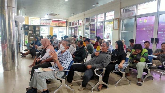 Warga antre di Kantor Samsat Kota Palembang 1 Provinsi Sumatera Selatan, Senin (19/8/2024).