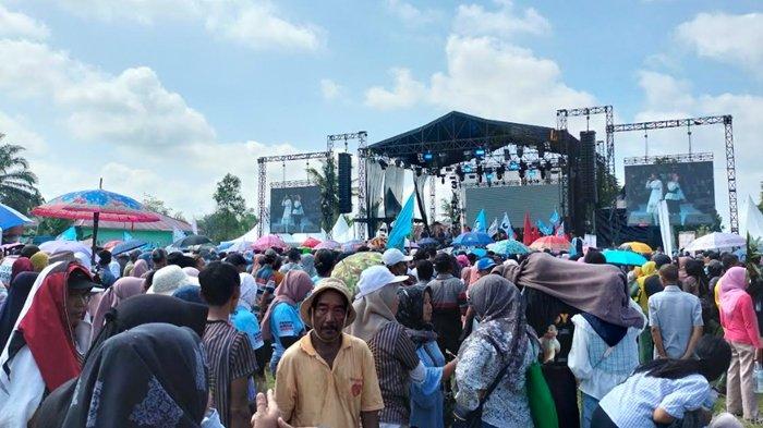 Warga Kabupaten Musi Rawas (Mura), yang memadati Lapangan Desa G1 Mataram Kecamatan Tugumulyo, untuk menyambut kedatangan Prabowo Subianto.