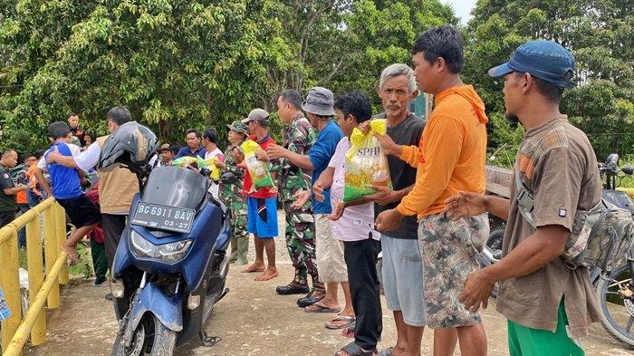 Warga transmigrasi menerima bantuan berupa paket sembako yang disalurkan Pemkab PALI.