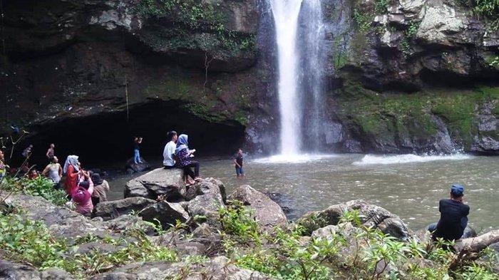 Wisata Alam Air Terjun Curug Tinggi yang berada di Desa Taba Remanik, Kecamatan Selangit, Kabupaten Musi Rawas.
