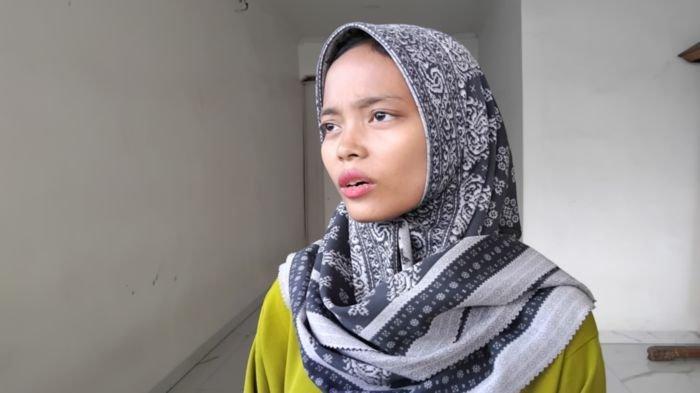 Yeni Fitria, kakak ipar Yundi Efran, pria yang ditemukan tewas di kamar mandi di Perumahan Kesuma Permai 2 Jalan Taqwa Mata Merah, Kecamatan Kalidoni, Provinsi Sumatera Selatan, Jumat (12/7/2024).