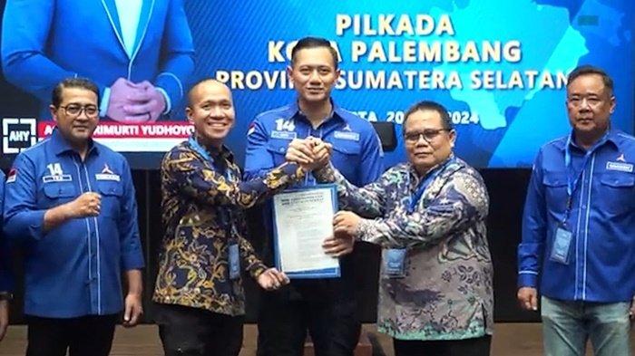 Ketua Umum (Ketum) Partai Demokrat Agus Harimurti Yudhoyono (AHY) menyerahkan SK dukungan kepada Yudha Pratomo dan Baharuddin untuk maju di Pilkada Palembangdi DPP Partai Demokrat Jakarta, Sabtu (20/7/2024). 