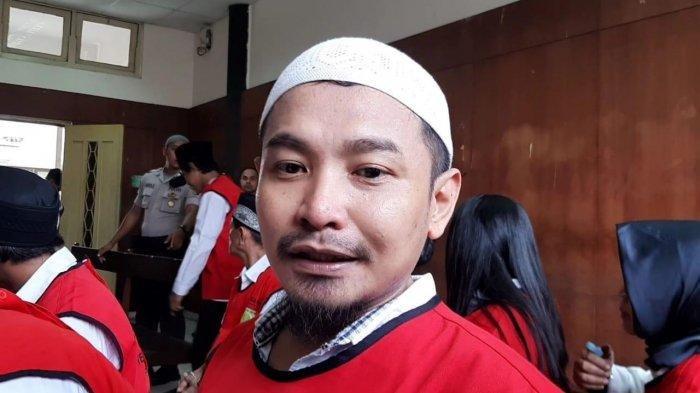 ZUL ZIVILIA MANGGUNG - Zul Zivilia saat ditemui di Pengadilan Negeri Jakarta Utara, Senin (30/9/2019). Zul Zivilia kembali manggung, nyanyi pakai gelang GPS di kaki