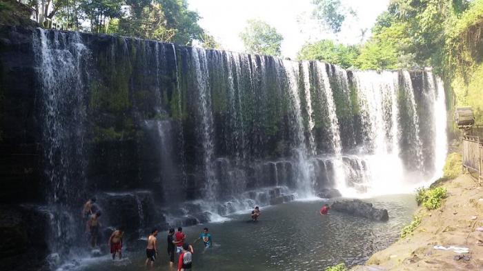 Sejumlah pengunjung asyik bermain air di lokasi wisata Air Terjun Temam di Kota Lubuklinggau, Sumsel. 