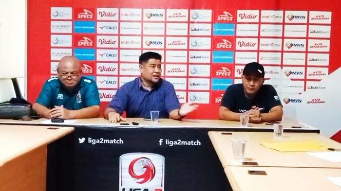 Manajer Sriwijaya FC Ajie Syahrial Batari didampingi Asistennya Muhammad Ali (kanan) dan Tim Advokasi SFC Benny berdialog dengan tiga kelompok suporter Sriwijaya FC yang tergabung dalam Aliansi Pecinta Sriwijaya FC di kantor sekretariat Sriwijaya FC di Komplek Ruko PS Mall Palembang, Rabu (11/12/2024).