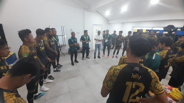 Manajer Sriwijaya FC Ajie Syahrial Bastari didampingi Head Coach Hendri Susilo memotivasi skuat Laskar Wong Kito usai diklahkan Persikota Tangerang 2-0, Rabu (20/11/2024) lalu.
