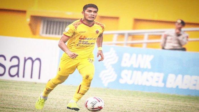 Akbar Zakaria pemain bek Sriwijaya FC menyampaikan curhatan di instagramnya pasca diumumkan dirinya tidak lagi diperpanjang kontrak musim kompetisi 2020.