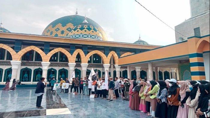 Mahasiswa di Lubuklinggau saat melakukan aksi penggalangan dana di Masjid Agung As-Salam Lubuklinggau.
