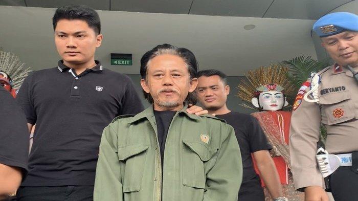 Pesinetron Epy Kusnandar menjalani pemeriksaan kesehatan berkait kasus dugaan penyalahgunaan narkoba jenis ganja di Mapolres Metro Jakarta Barat, Sabtu (11/5/2024).(KOMPAS.com/FIRDA JANATI)