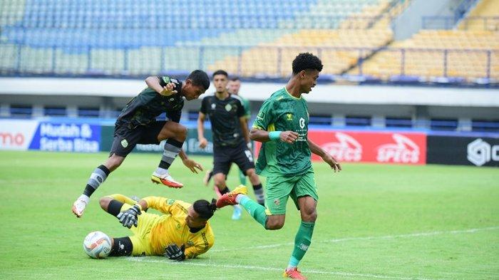 Winger Sriwijaya FC Fransiskus Alesandro melawati kiper dan beberapa pemain belakang PSKC Cimahi pada laga kelima play-off degradasi Liga 2 2023/24 di Stadion GBLA Bandung, Jumat (26/1/2024).