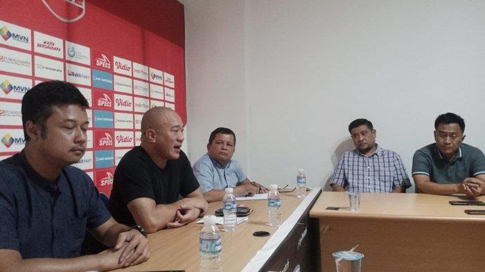 Owner PT Digi Sport Asia Alexander Rusli menggelar konfrensi pers dengan para suporter dan awak media di kantor Sekretariat Sriwijaya FC Komplek Palembang Square, Jumat (13/12/2024).