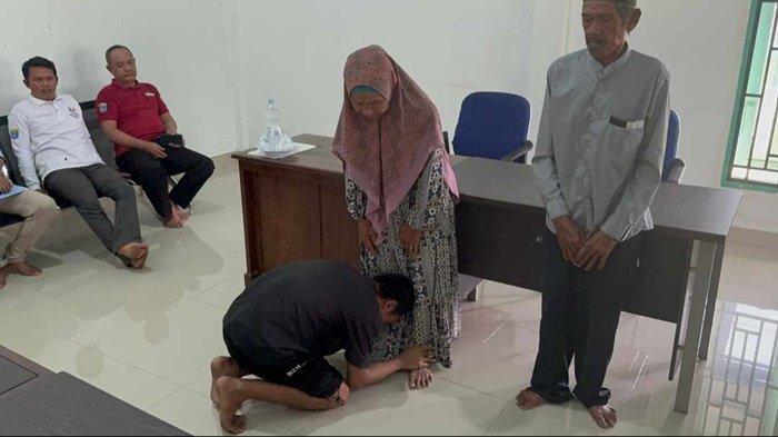 Anak sujud di kaki ibu usai mengancam membunuh karena tak dibelikan rokok.