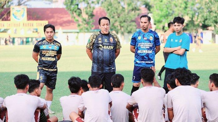 ARAHAN PEMBINA EPA - Kepala Pembina EPA Sriwijaya FC U20 Mohammad David didampingi Sekretarisnya A. Rachim Gema, Wakil Ketua Randi Aksa, dan Aditya memberikan pengarahan tim Elang Andalas Muda yang semakin meningkat pasca menggelar latihan dan ujicoba melawan Tim Liga 3 Palembang dengan skor 4-2 di Stadion Letjen Harun Sohar Jasdam II Sriwijaya, Rabu (25/6/2025) sore.