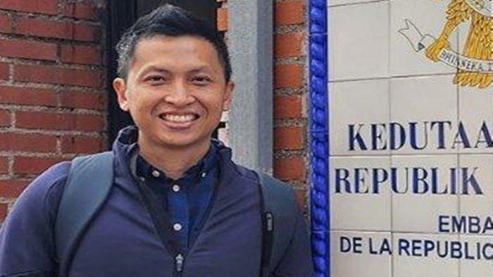 KOMUNIKASI TERAKHIR - Arya Daru Pangayunan semasa hidup (kiri).  Diplomat Muda Kemenlu ini ditemukan tewas di indekosnya pada Selasa (8/7/2025) pagi.