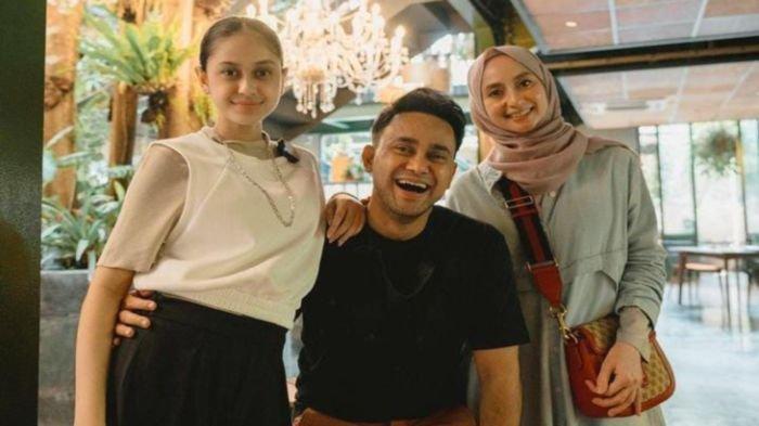 Asila Maisa Fatihah (kiri) bersama kedua orangtuanya, Ramzi dan Avi Basalamah