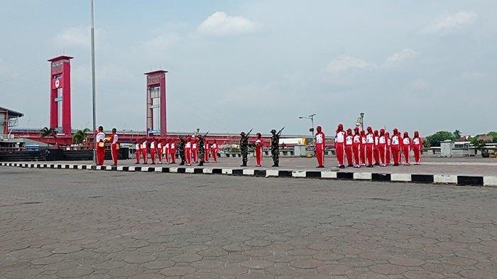 Paskibraka Kota Palembang 2023 saat mengikuti latihan pengibaran erah putih, di Plaza BKB, Senin (14/8/2023).