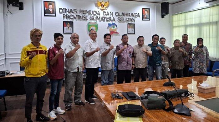 AUDIENSI SFC - AUDIENSI SFC - Asdir Olahraga 1 PT SOM Randi Aksa (kedua dari kiri) bersama jajaran manajemen Sriwijaya FC melakukan audiensi silaturahmi meminta arahan Kadispora Sumsel H Rudi Irawan jelang persiapan kompetisi Pegadaian Liga 2 2025/26 di kantor Dispora Sumsel, Jalan Aerobik Palembang, Kamis (6/3/2025). 