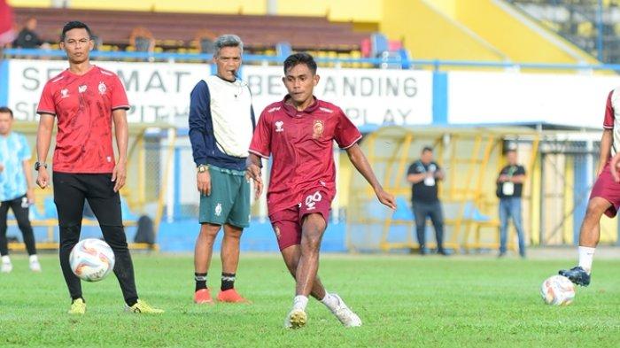 Coach Hendri Susilo memperhatikan bek kiri andalan Sriwijaya FC Irwanto Bajo pada oficial training jelang laga keempat Grup A play-off degradasi Liga 2 2023/24 yang akan menghadapi Sada Sumut FC di Stadion Baharoeddin Siregar Lubuk Pakam Deli Serdang, Sabtu (20/1/2024).