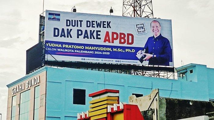Baliho Balon Walikota Palembang Yudha Pratomo Mahyuddin (YPM) bertuliskan 'DUIT DEWEK DAK PAKE APBD di simpang Flyover Polda Sumsel.