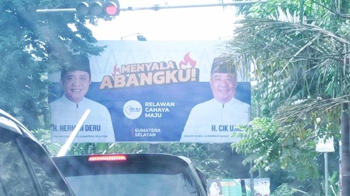 Baliho pasangan Balon Gubernur Sumsel H Herman Deru SH MM dan Balon Wagub Sumsel H Cik Ujang SH di Jl Simpang Tiga Lampu Merah Giant Jl Soekarno Hatta, Alang-Alang Lebar, Palembang.