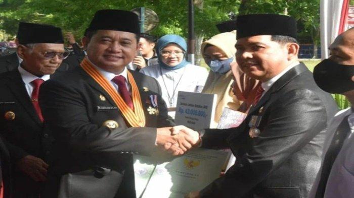 Bupati Banyuasin H Askolani Jasi bersama Wakilnya H Slamet Somosentono dipuji Gubernur Sumsel H Herman Deru yang hadir dalam acara peringatan Hari Jadi Kabupaten Banyuasin ke 21 di ruang rapat paripurna DPRD Banyuasin, Senin (10/4/2023).