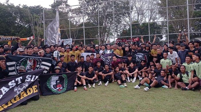 BARENG ULTRAS PALEMBANG - Head coach Achmad Zulkifli usai menggelar latihan perdana disambut Ultras Palembang di Lapangan Panahan JSC Palembang, Sabtu (28/6/2025) sore. Coach Azul mengatakan kemungkinan untuk tambahan pemain Sriwijaya FC bakal gabung saat TC (pemusatan latihan) di Sentul, Bogor nantinya.  