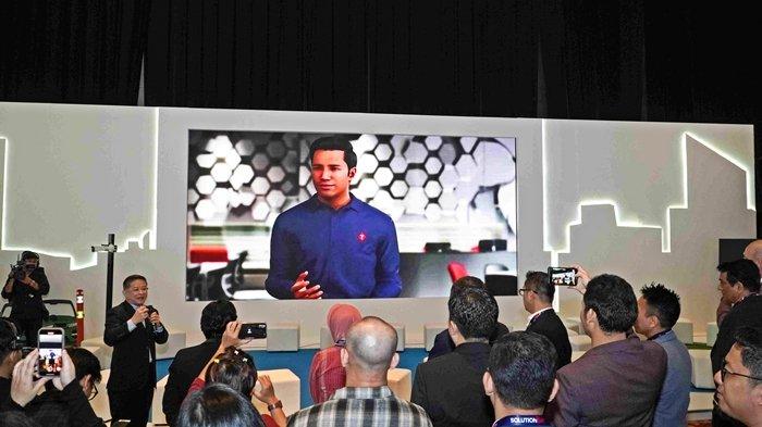 Direktur Planning and Transformation Telkomsel, Wong Soon Nam dan VP Digital Advertising, Wholesale and Interconnect Telkomsel, Arief Pradetya menunjukkan beberapa showcase horizontal bisnis yang ada pada pagelaran Solution Day, antara lain beberapa solusi Connectivity, IoT, Advance Connectivity, Customer Engagement, Emerging Solution, Cloud and Security Solution.