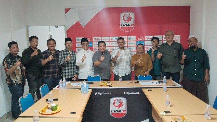 BENTUK TIM MARKETING - Manajemen PT SOM membentuk tim marketing khusus mencari sponsor Sriwijaya FC untuk mengarungi kompetisi Pegadaian Liga 2 musim 2025/2026. Rapat melibatkan 3 kelompok suporter di Kantor SFC Komplek Pertokoan Mall Palembang Square, Senin (21/4/2025).