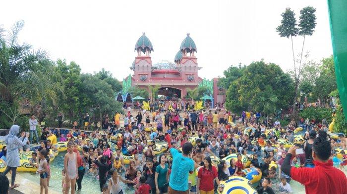Antusiasme pengunjung Amanzi Water Park saat menikmati wahana maupun acara hiburan yang disuguhkan.
