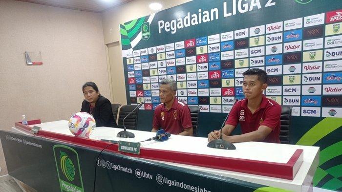 Bek kiri Sriwijaya FC, Bima Reksa (kanan) saat mendampingi head coach Hendri Susilo pada post match conference di press room Stadion Gelora Sriwijaya Jakabaring (GSJ) Palembang, Minggu (1/12/2024).