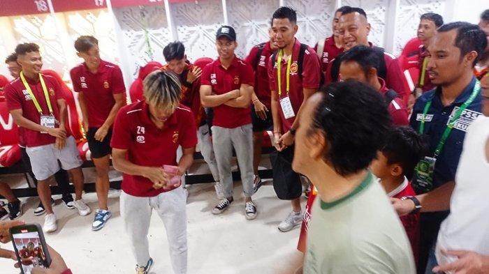 BONUS DAVID - Kapten tim Sriwijaya FC Tomi Darmawan menerima uang bonus Rp 20 juta dari Asisten Manajer Sriwijaya FC Muhammad david dan Rp 8 juta dari pengusaha properti Fadly usai mengalahkan PSMS Medan 1-0 di stadion Gelora Sriwijaya Jakabaring Palembang pada Senin (10/2/2025).