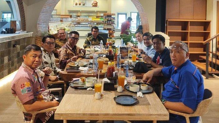 Pertemuan manajemen Sriwijaya FC dengan pihak Bank Sumsel Babel (Babel), di Resto R & B steak Kambang Iwak Palembang, Selasa (14/1/2025)