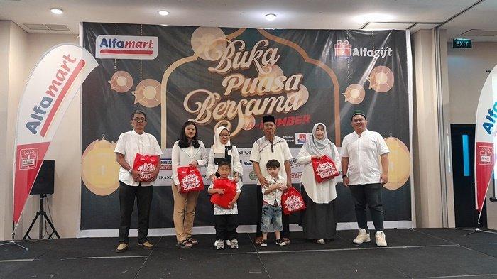 BUKA BERSAMA - Alfamart Branch Palembang mengadakan buka puasa bersama dengan member loyalnya. Sebanyak 125 member diajak berpatisipasi dalam kegiatan yang dilaksanakan di Hotel Amaris Palembang, Minggu (16/3/2025).