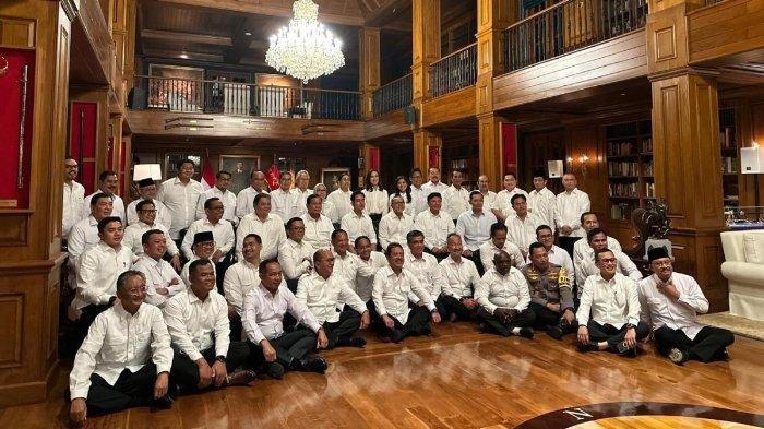 Presiden dan Wakil Presiden RI terpilih, Prabowo Subianto dan Gibran Rakabuming foto bersama dengan calon menteri yang ikut pembekalan di kediaman Prabowo di Hambalang, Kabupaten Bogor, Jawa Barat, Rabu (16/9/2024), 1 Tokoh Asal Sumsel di Era Jokowi Tak Masuk.