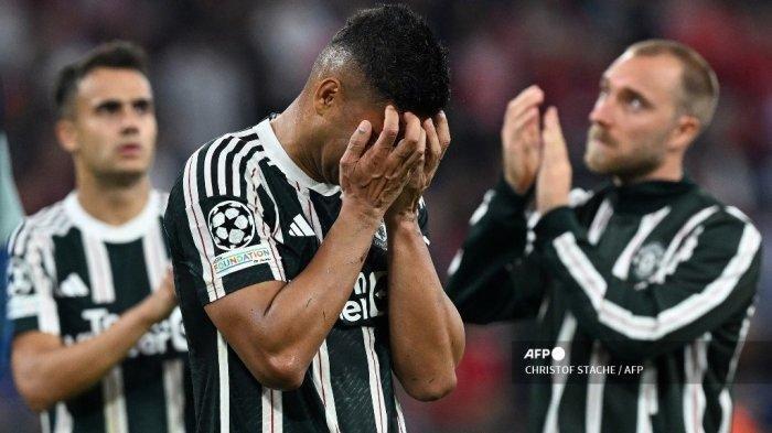 Gelandang Manchester United #18 Casemiro (tengah) dan rekan satu timnya bereaksi setelah pertandingan sepak bola Grup A Liga Champions UEFA melawan tuan rumah FC Bayern Munich, pada 20 September 2023. ()