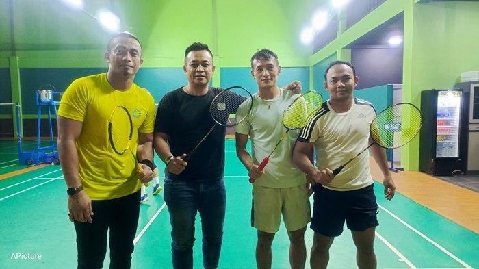 HOBI MAIN BADMINTON - Coach Oktavianus (kanan) bersama striker andalan Sriwijaya FC 2024/25 lalu Chencho Gyeltshen melampiaskan kejenuhannya dengan bermain bulu tangkis di GOR Badminton Kebon Gede Musi VI Palembang pada Minggu (24/11/2024) malam. Bersama pelatih kiper Sriwijaya FC Ferry Rotinsulu dan ditemani mantan Asisten Manajer SFC Andiepedoo.