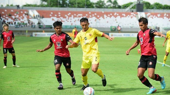 Penampilan striker Sriwijaya FC asal Bhutan Chencho Gyeltshen yang turut menyumbangkan salah satu gol saat mengalahkan Sada Sumut FC dengan skor 3-1 pada pertandingan pekan ketiga Grup A Zona Play Off Degradasi Pegadaian Liga 2 Indonesia di Stadion Gelora Sriwijaya Jakabaring Palembang, Selasa (16/1/2024).