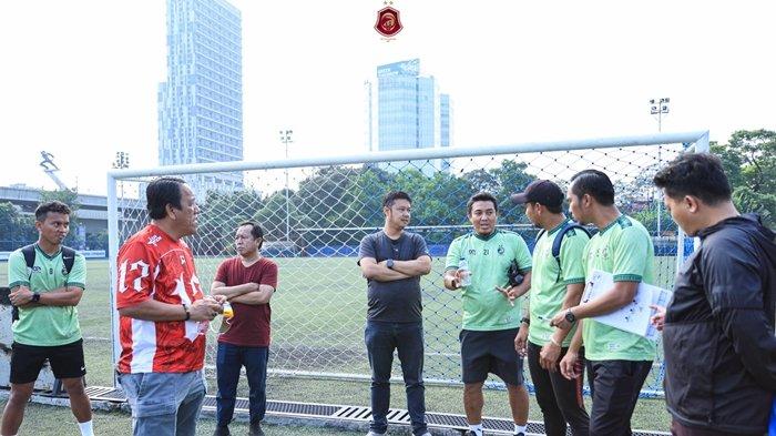 COACH AZUL DISKUSI - Head coach Sriwijaya FC Azul (ke-empat dari kanan) berdiskusi usai mentrial 24 pemain dan 3 kiper pada TC di Pancoran Soccer Field (PSF) Jakarta, Kamis (10/7/20225) pagi. Turut hadir Direktur Olahraga PT SOM Anggoro Prajesta, Asdir Kompetisi PT SOM Mohammad David, Sektim Hendri Rizal Darmawan, Asisten Pelatih M Ali Ramadon, Pelatih Fisik & Analis Sunandar Boro, Pelatih Kiper Trisno Hindarto, Analis EPA SFC U20 A Rachim Gema, Asisten Pelatih kiper Ichsan.