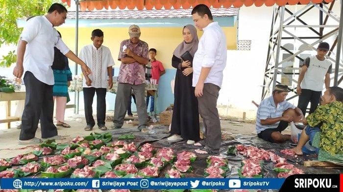 Camat Bayung Lencir Ahmad Toyibir ketika menyaksikan pembagian daging kurban menggunakan daun pisang.