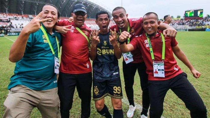 RAYAKAN KEMENANGAN - Mahyadi Panggabean (tengah) bersama Asisten Manajer Sriwijaya FC Mohammad David, dr Fahriza Utama, Ferry Rotinsulu, dan Amirul Mukminin merayakan kemenangan Sriwijaya FC atas PSMS Medan 1-0 di  Stadion Gelora Sriwijaya Jakabaring Palembang, Sumatera Selatan, Senin (10/2/2025). Kemenangan ini sekaligus memastikan Elang Andalas kembali lolos bertahan di Liga 2 musim depan.