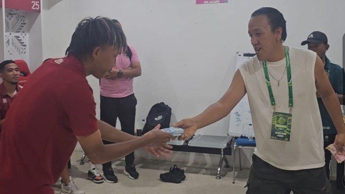 M David yang dijuluki Raja Sawer kembali beraksi menyawer tim Sriwijaya FC dengan menggelontorkan uang total 35 Juta usai menang atas Nusantara United FC di laga kandang 3-0, Jumat (24/1/2025) petang. Pertama-tama, M David langsung menyerahkan Rp 10 juta ke pemain di loker room pemain usai pertandingan sembari mengungkapkan rasa bangganya kepada seluruh pemain, pelatih, ofisial atas kerja keras mereka sebagai pasukan Jihad yang disambut kapten tim Sriwijaya FC, Tomi Darmawan.