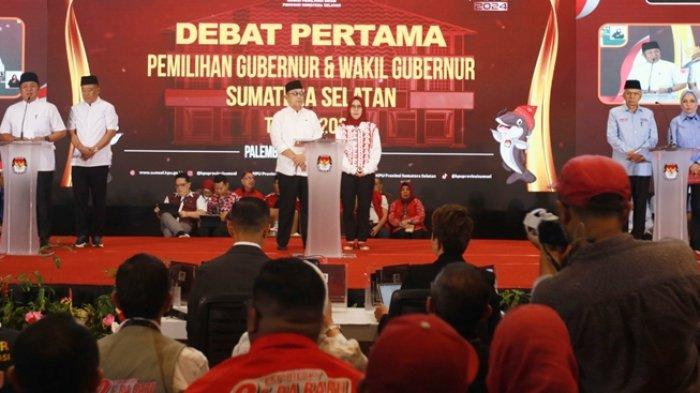 3 Paslon mengikuti Debat Perdana Pilgub Sumsel 2024 yang digelar KPU Sumsel di Hotel Novotel Palembang, Sumatera Selatan, Senin (28/10/2024) malam.