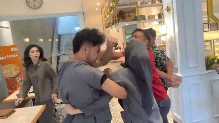 Viral video seorang dokter koas dipukul dianiaya oleh seorang pria berkaus merah di sebuah cafe yang berlokasi di Jalan Demang Lebar Daun, Kota Palembang.