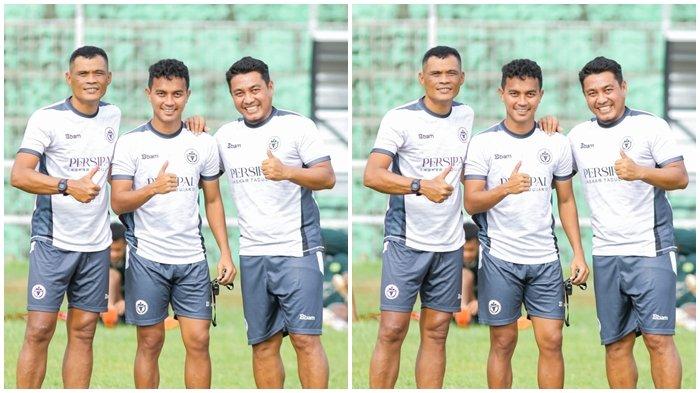 EKS PELATIH PERSIPAL - Head coach Sriwijaya FC Achmad Zulkifli (kanan) saat masih berseragam Persipal FC Palu di musim kompetisi Pegadaian Liga 2 2024/25 bersama pelatih kiper Budi Setiawan (kiri) dan pelatih fisik & analis Sunadar Boro. Coach Azul mengatakan kemungkinan Sunadar Boro bakal teken kontrak dengan manajemen SFC.