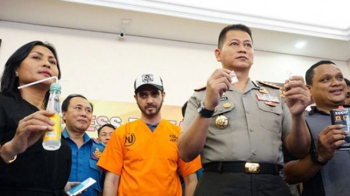 Artis peran Fachri Albar (berbaju oranye) di Polres Metro Jakarta Selatan, Rabu (14/2/2018). Dia ditangkap atas dugaan penyalahgunaan narkoba.(KOMPAS.com/DIAN REINIS KUMAMPUNG) (Kompas.com)