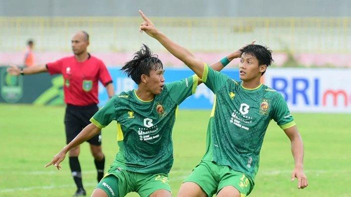 Stoper Fajar Zainul Muttaqin (kanan) bersama winger Tomi Darmawan yang berhasil menjadi pencetak gol pembuka kemenangan saat Tim Sriwijaya FC berhasil menumbangkan Perserang dengan skor telah 0-3